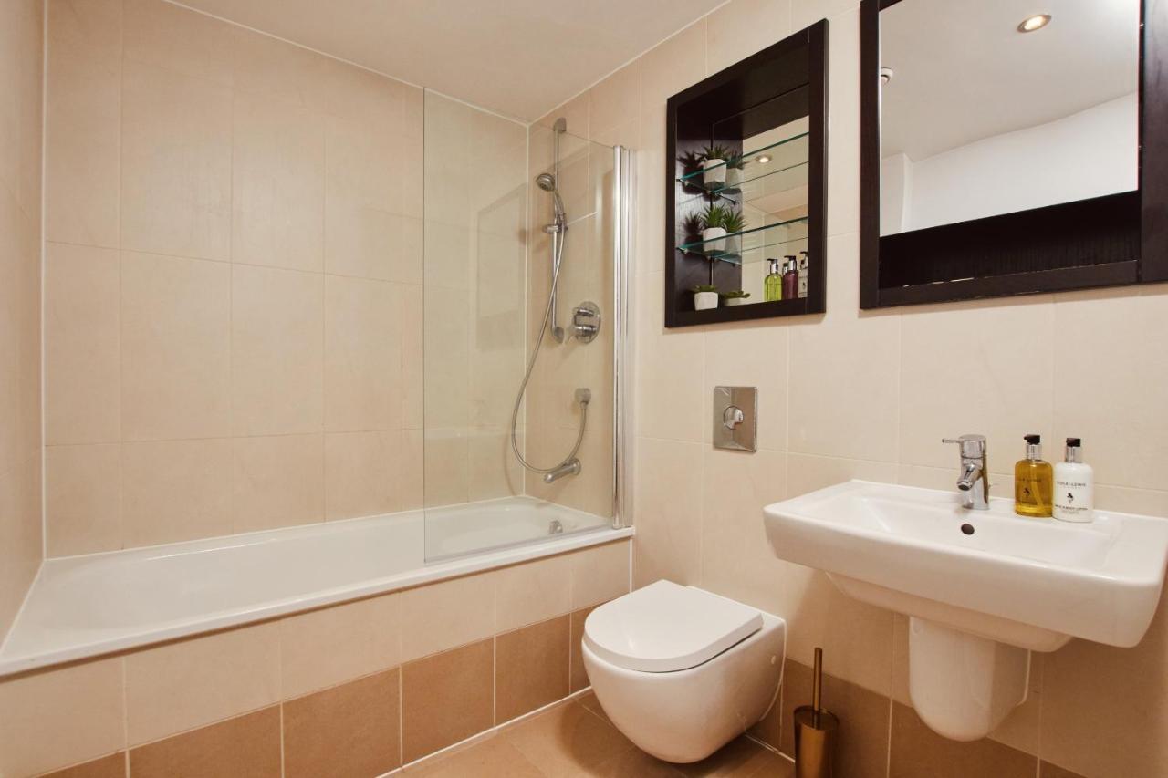 King Deluxe City Apt Large Space& Free Parking! No Balcony Leeds  Bagian luar foto
