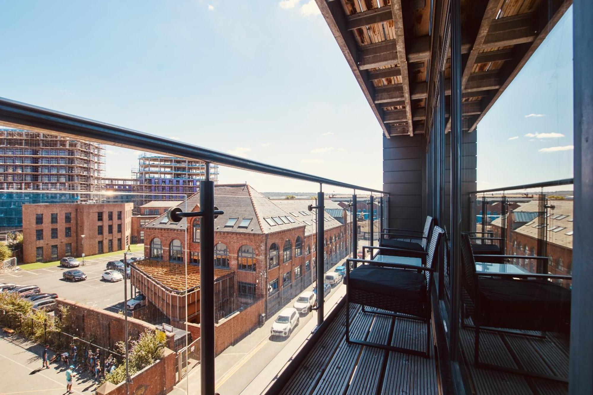 King Deluxe City Apt Large Space& Free Parking! No Balcony Leeds  Bagian luar foto